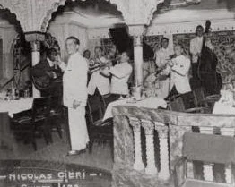 «Nicolas Cieri — Sweet Jazz»: l'orchestra in una scenografia moresca.